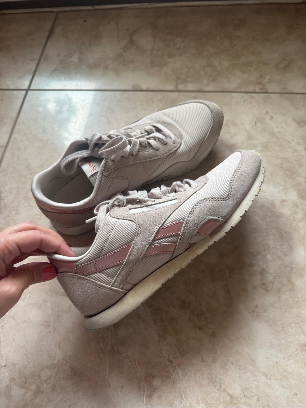 Reebok Women's Beige Sneakers with Pink Stripes